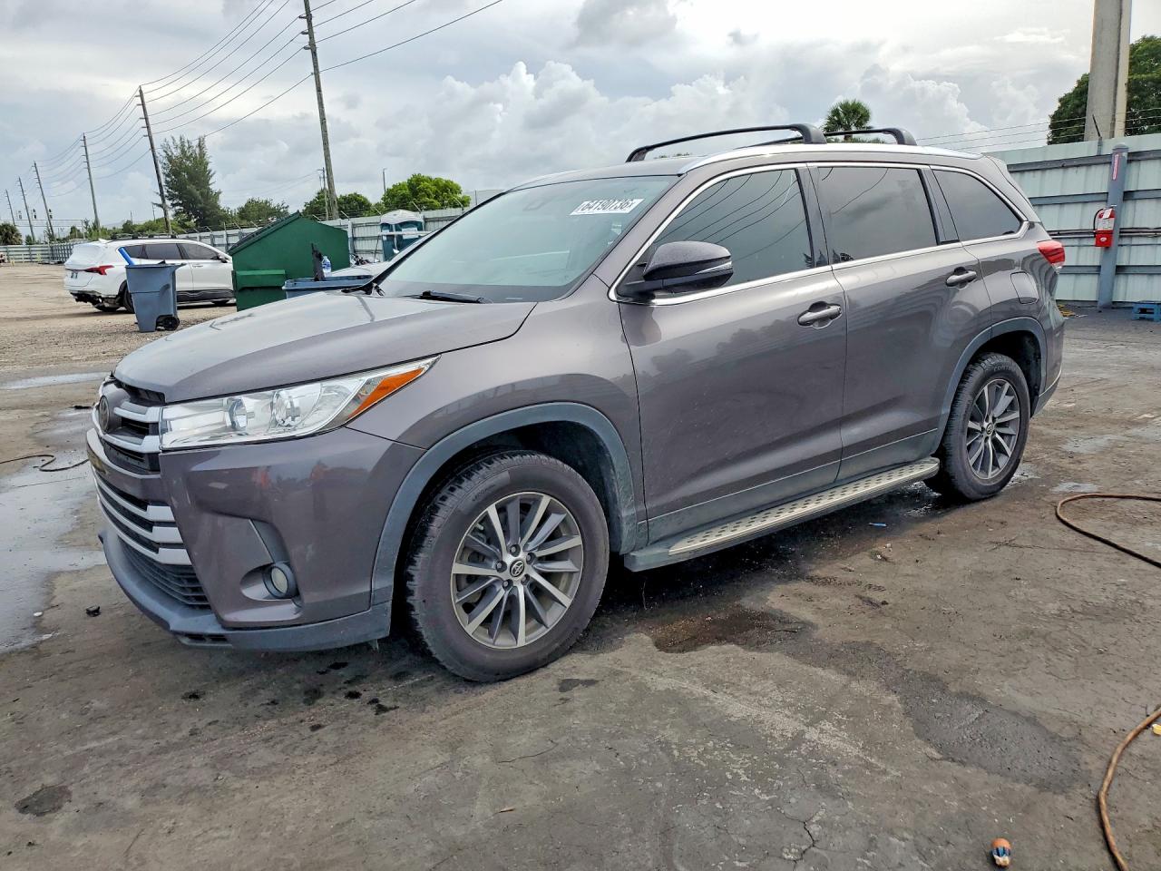 2019 Toyota Highlander VIN 5TDKZRFHXKS557062 — COPART salvage auction photo