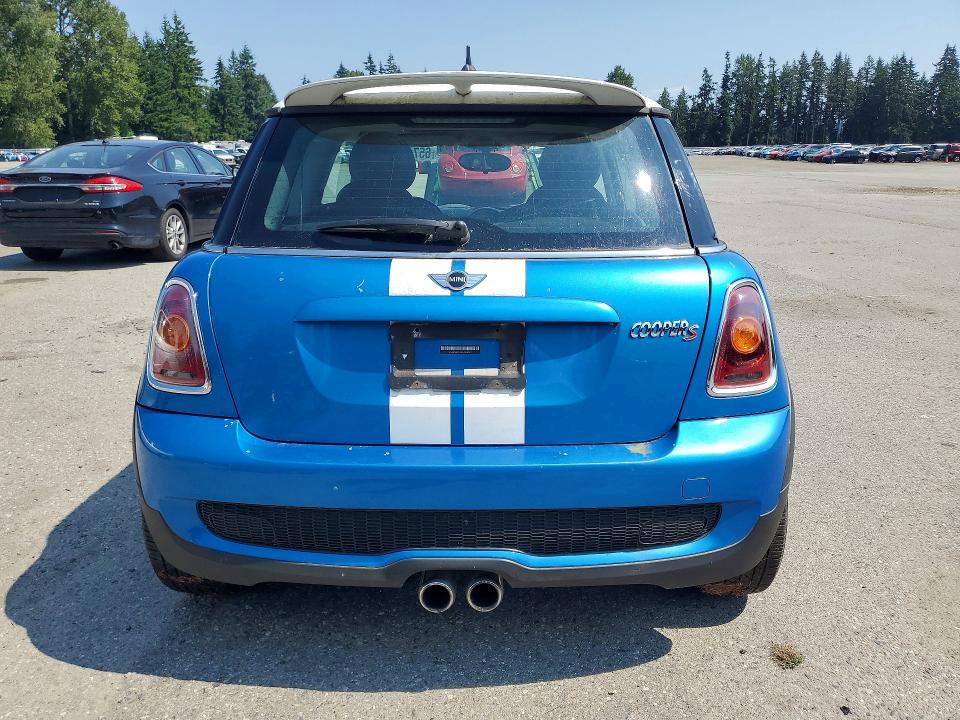 2010 Mini Cooper VIN WMWMF7C59ATW89517 COPART salvage auction — MINOR DENT/SCRATCHES, WA - VEHICLE CERT OF OWNERSHIP-TITL, sold $300 on 2026-08-31 (photo 6)