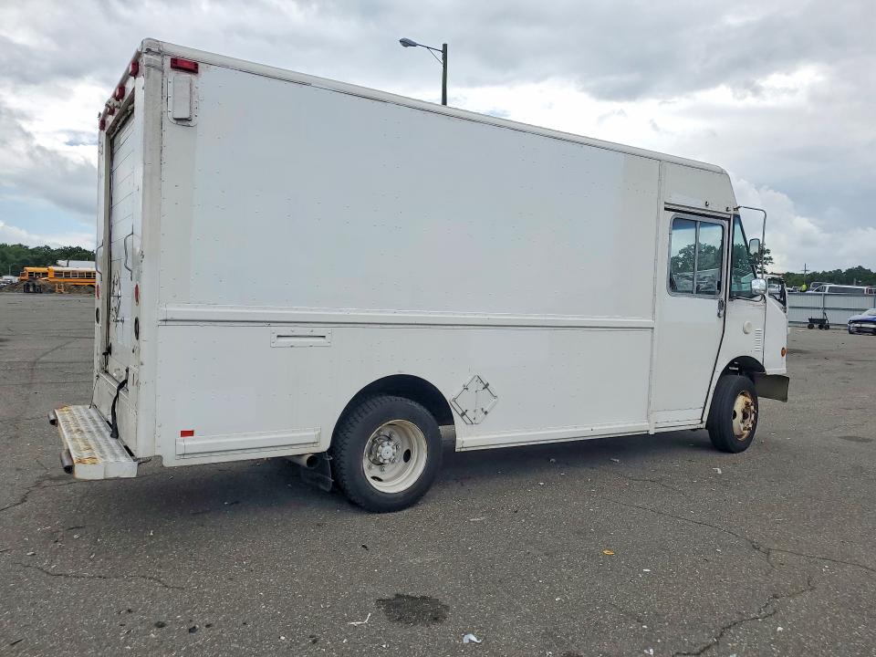 2001 Freightliner Chassis VIN 4UZAANBW71CH53250 COPART salvage auction — MINOR DENT/SCRATCHES, NJ - CERTIFICATE OF TITLE, sold $175 on 2026-09-17 (photo 3)
