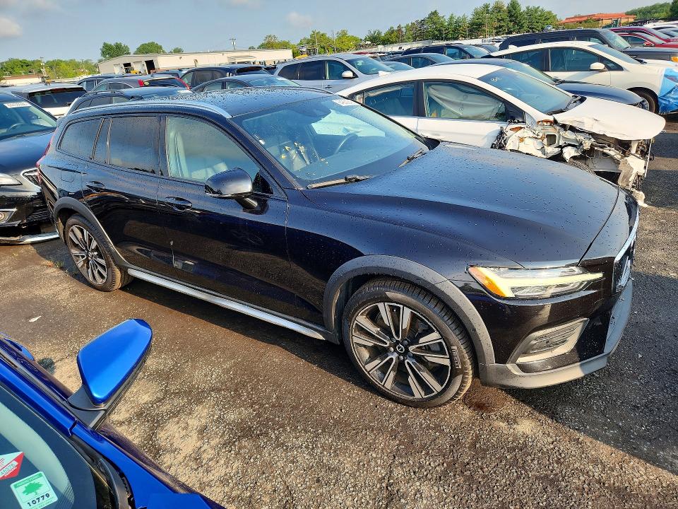 2020 Volvo V60 cross country VIN YV4102WK9L1034264 COPART salvage auction — WATER/FLOOD, Ny - Flood Salvage, sold $4,600 on 2026-08-18 (photo 4)