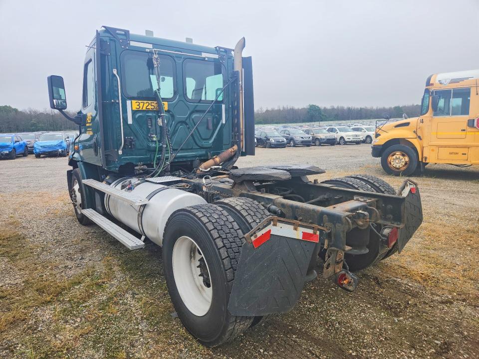 2018 Freightliner Cascadia 113 VIN 3AKBGADVXJSJL4351 COPART salvage auction — MINOR DENT/SCRATCHES, OK - CERTIFICATE OF TITLE (P), sold $1,700 on 2026-09-22 (photo 2)