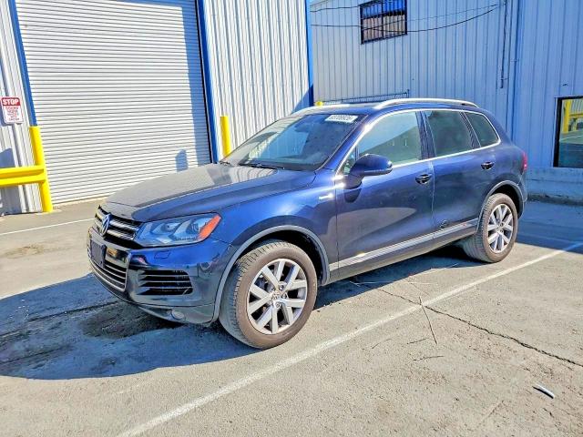 2014 Volkswagen Touareg VIN WVGEP9BP5ED012298 COPART salvage auction — MINOR DENT/SCRATCHES, Fl - Dis/Dlr/Exp Only Clean Title, sold $0 on 2026-09-16 (photo 1)