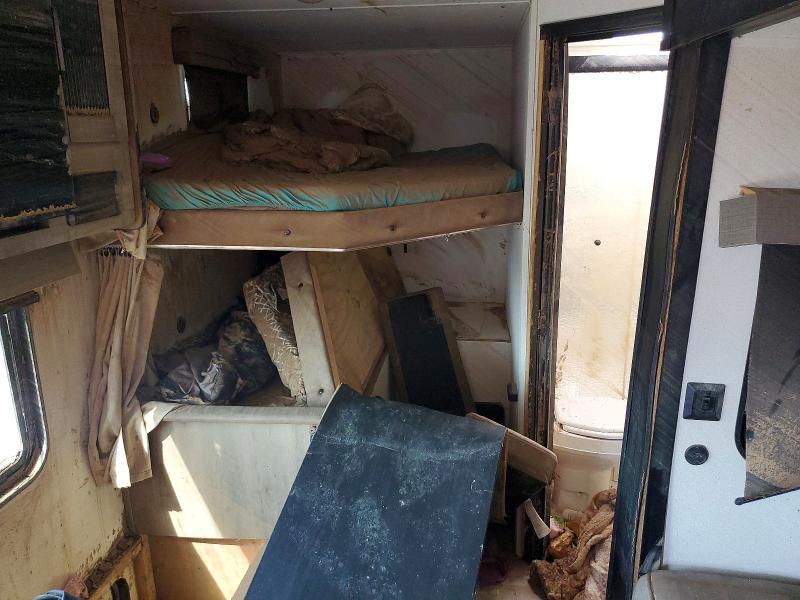 2025 Puma 5th wheel VIN 5ZT2PUPB3S4024483 COPART salvage auction — WATER/FLOOD, MO - SALVAGE CERTIFICATE OF TITLE, sold $10,200 on 2026-09-24 (photo 6)
