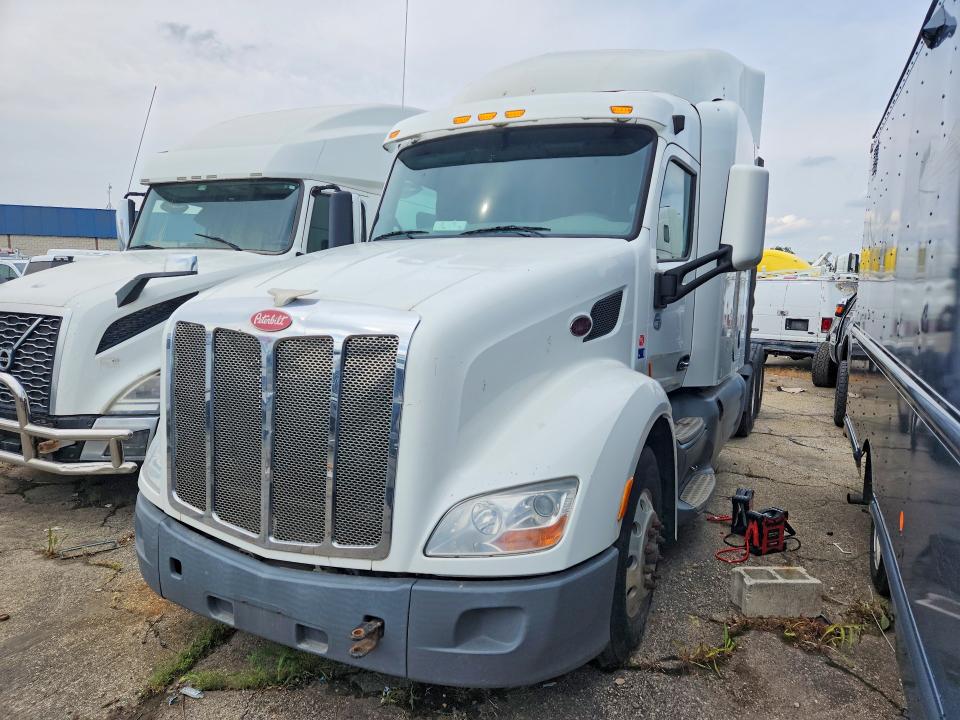 2015 Peterbilt 579 VIN 1XPBD49X4FD285337 — COPART salvage auction photo