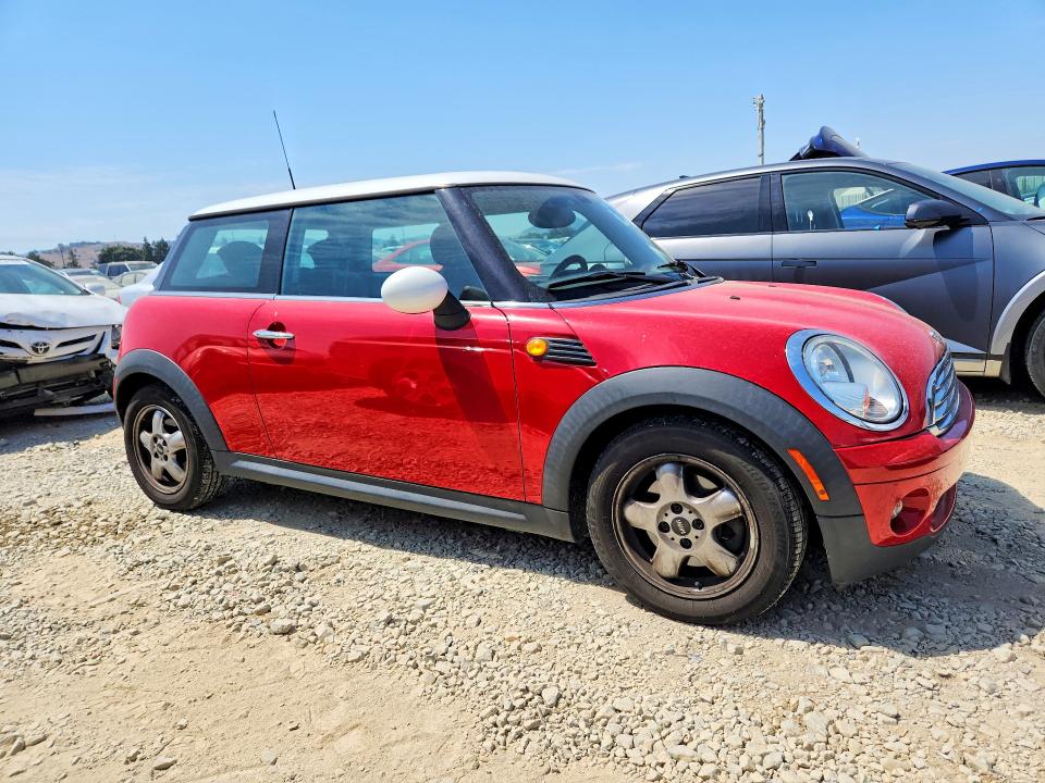 2009 Mini Cooper VIN WMWMF335X9TW78420 COPART salvage auction — MINOR DENT/SCRATCHES, CA - DIS/DLR/EXP ONLY CLEAN TITLE, sold $1,000 on 2026-08-11 (photo 4)