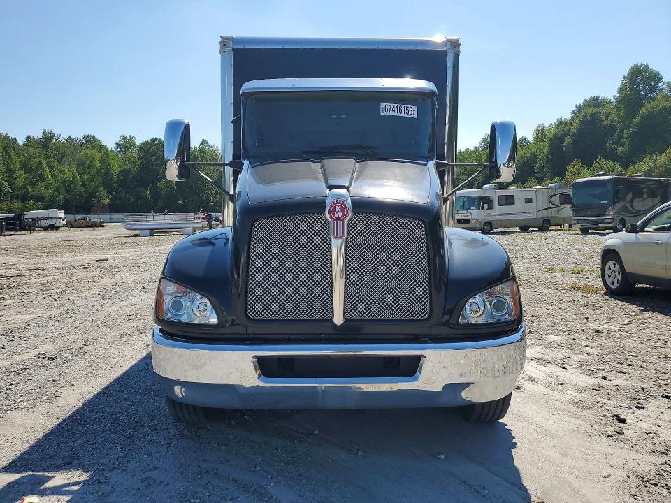 2017 Kenworth Constructi VIN 2NKHHM6X9HM172600 COPART salvage auction — MINOR DENT/SCRATCHES, IL - CERTIFICATE OF TITLE, sold $45,000 on 2026-09-18 (photo 5)
