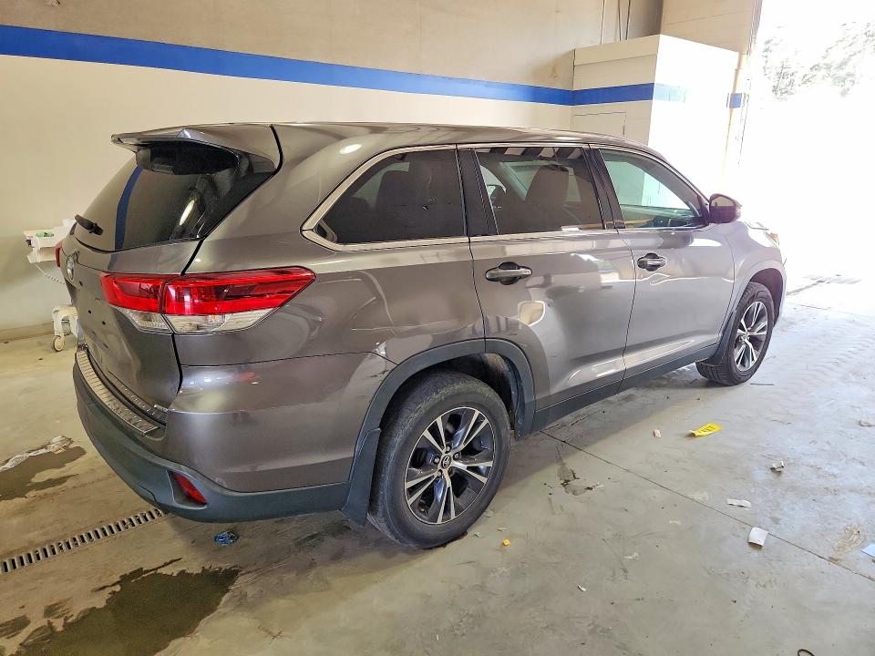 2019 Toyota Highlander VIN 5TDBZRFH1KS735795 COPART salvage auction — MINOR DENT/SCRATCHES, Va - Certificate Of Title (P), sold $11,500 on 2026-10-09 (photo 3)