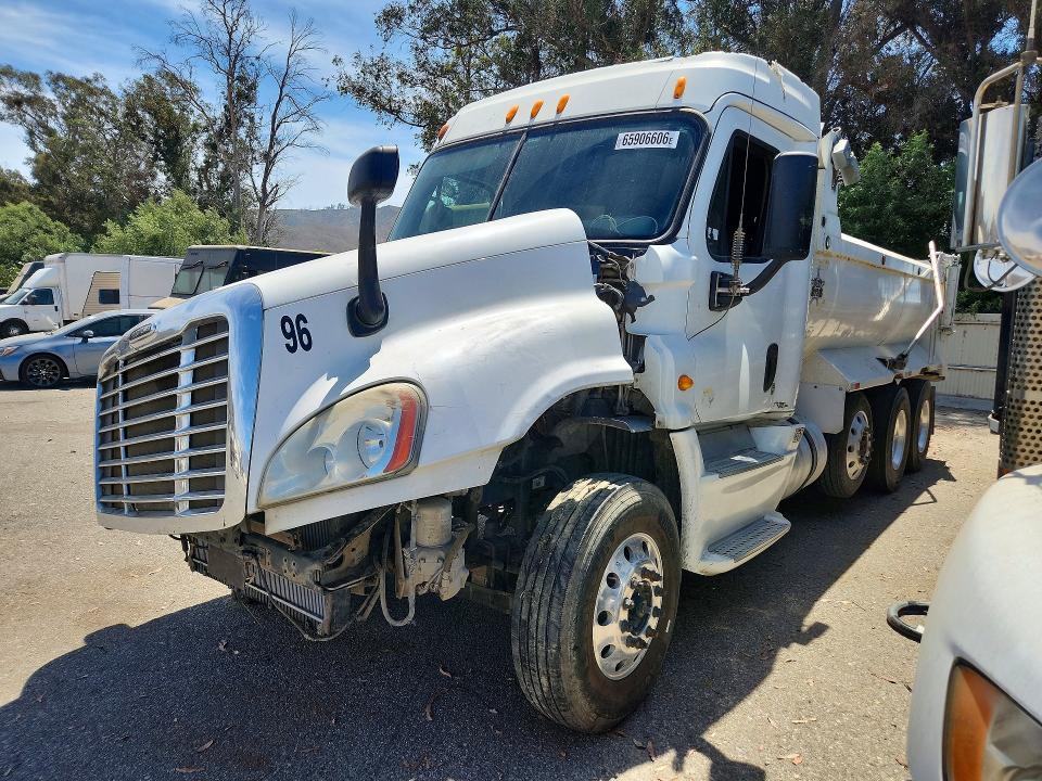 2013 Freightliner Cascadia 125 VIN 3AKJGLBG0DSBU1070 — COPART salvage auction photo