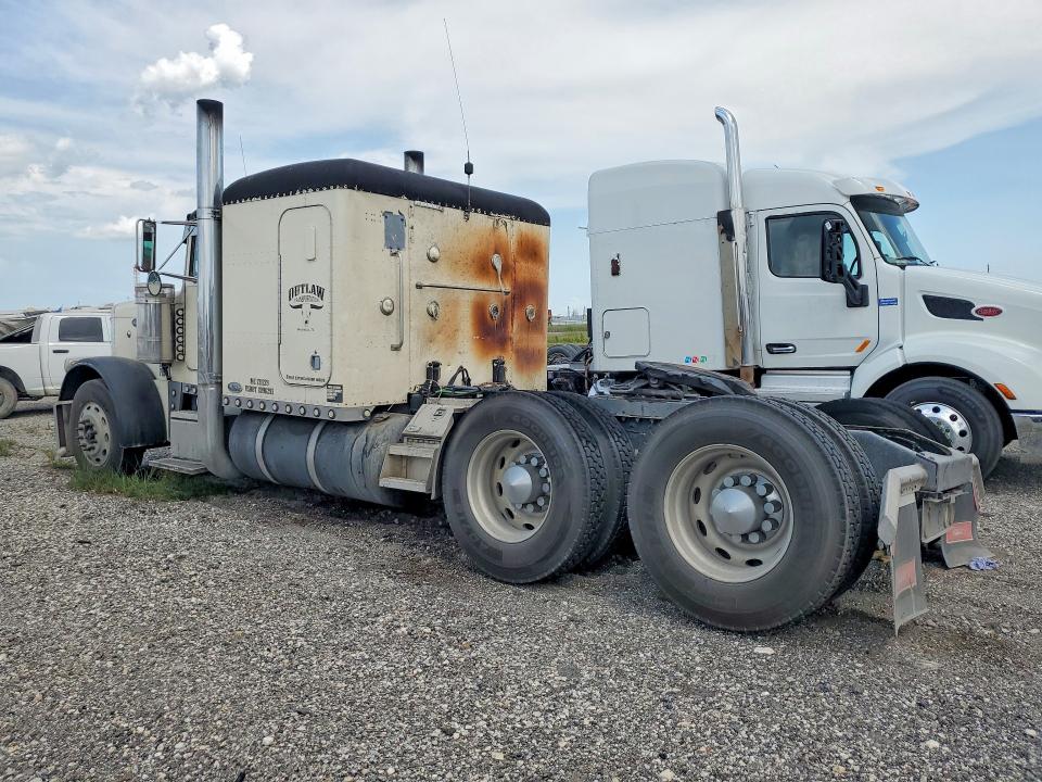 2001 Peterbilt 379 VIN 1XP5DU9X11D546705 COPART salvage auction — BURN, TX - SALVAGE VEHICLE TITLE, sold $4,600 on 2026-09-03 (photo 2)