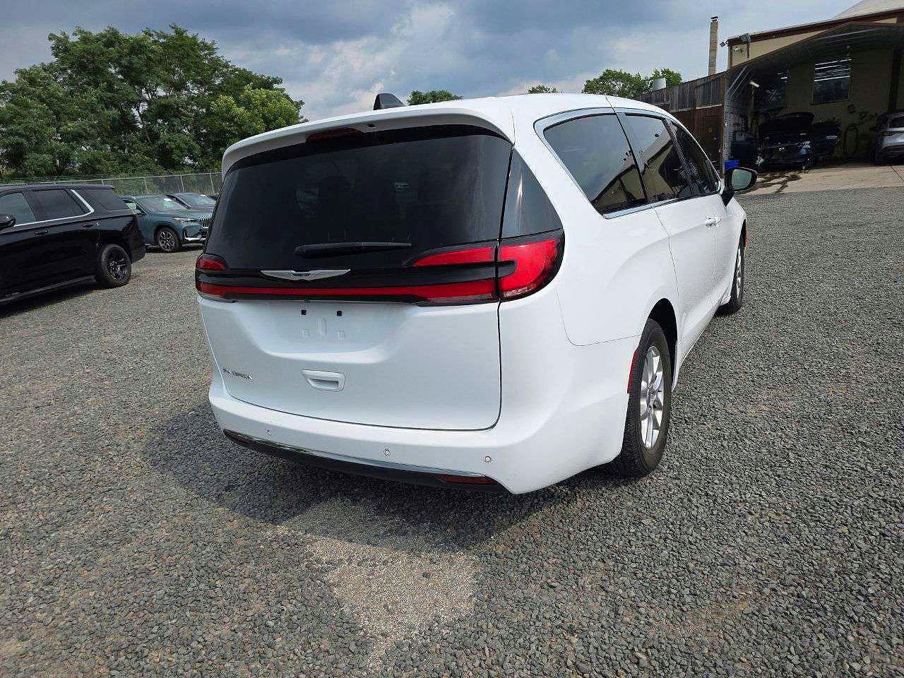 2025 Chrysler Pacifica VIN 2C4RC1BG8SR512113 COPART salvage auction — Water/Flood, NJ - CERT OF TITLE-SALVAGE FLOOD, sold $14,300 on 2026-09-09 (photo 4)