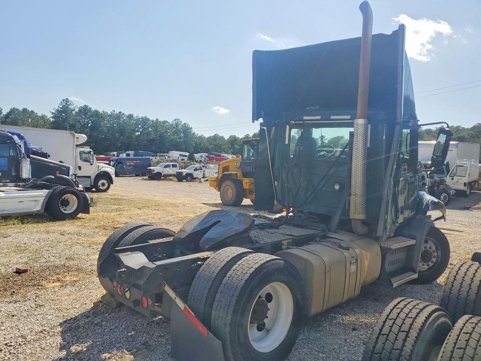 2017 Mack 600 rd600 VIN 1M1AW01X8HM009404 COPART salvage auction — ROLLOVER, OK - CERTIFICATE OF TITLE (P), sold $775 on 2026-10-20 (photo 3)