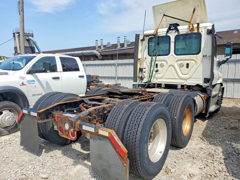 2019 Freightliner Cascadia 113 VIN 3AKJGBDVXKDJW2125 COPART salvage auction — NORMAL WEAR, IN - CERTIFICATE OF TITLE, sold $8,900 on 2026-09-15 (photo 3)