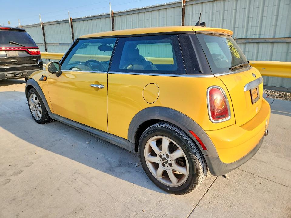2009 Mini Cooper VIN WMWMF33509TU70997 COPART salvage auction — NORMAL WEAR, Tx - Certificate Of Title, sold $475 on 2026-08-11 (photo 2)
