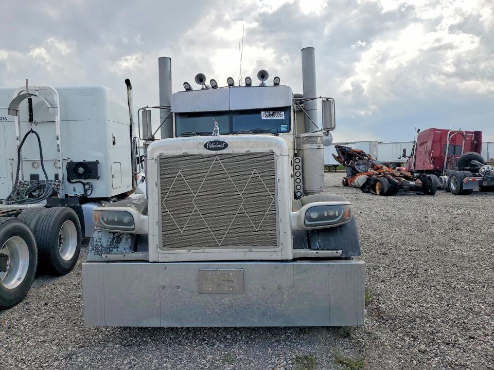 2001 Peterbilt 379 VIN 1XP5DU9X11D546705 COPART salvage auction — BURN, TX - SALVAGE VEHICLE TITLE, sold $4,600 on 2026-09-03 (photo 5)