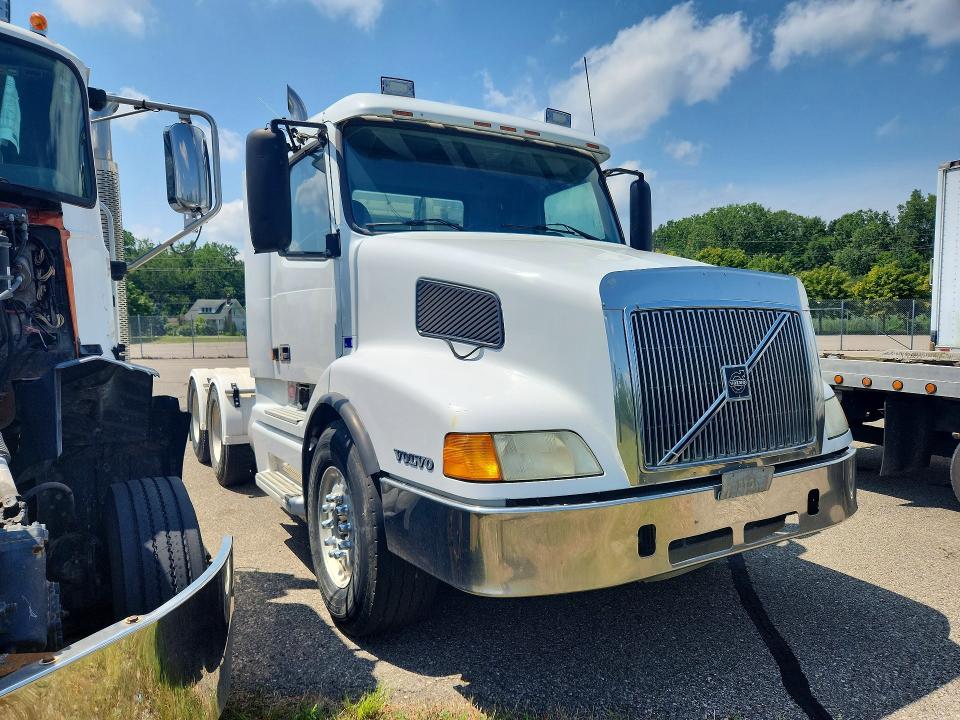 2003 Volvo Vnl VIN 4V4NC9TJ73N340487 COPART salvage auction — MINOR DENT/SCRATCHES, MI - CERTIFICATE OF TITLE, sold $7,200 on 2026-10-20 (photo 4)