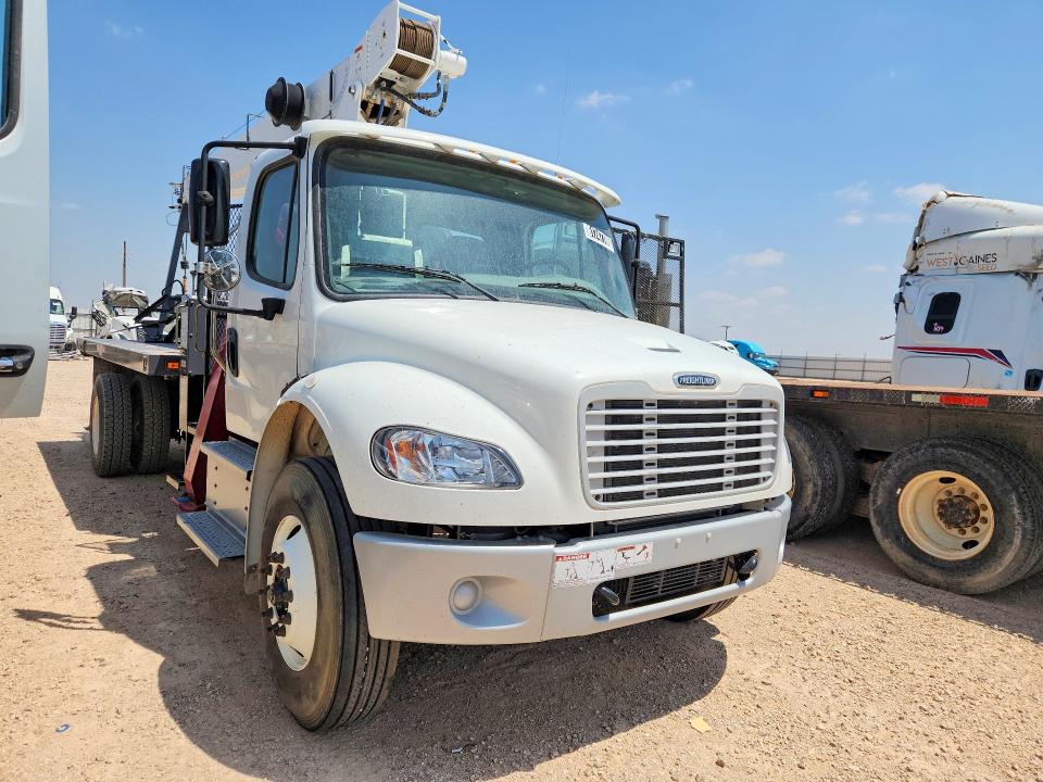 2023 Freightliner M2 VIN 3ALACWFB7PDUF8563 COPART salvage auction — MINOR DENT/SCRATCHES, TX - CERTIFICATE OF TITLE, sold $90,000 on 2026-09-01 (photo 4)