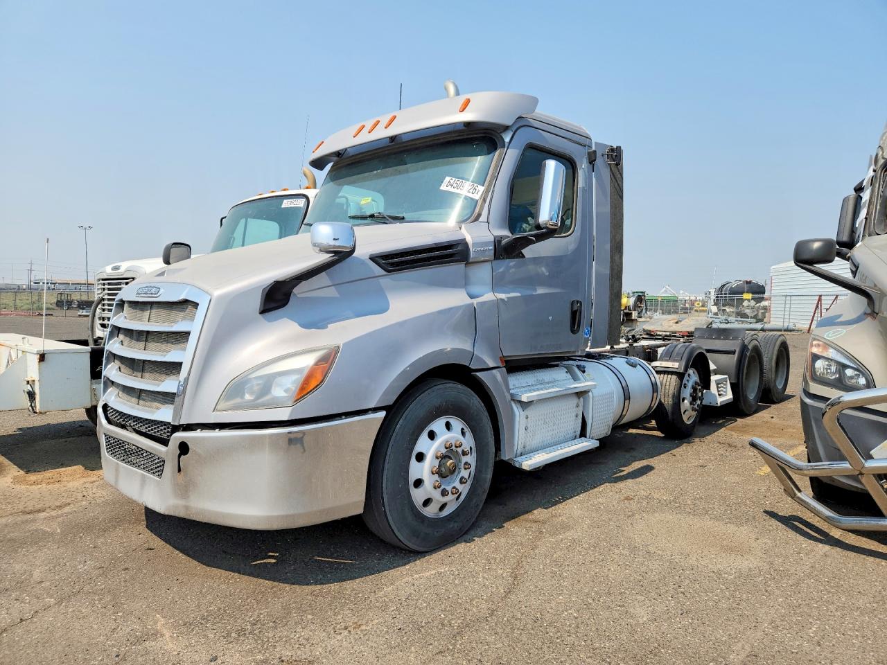2018 Freightliner Cascadia 126 VIN 3AKNHLDRXJSJU2569 — COPART salvage auction photo