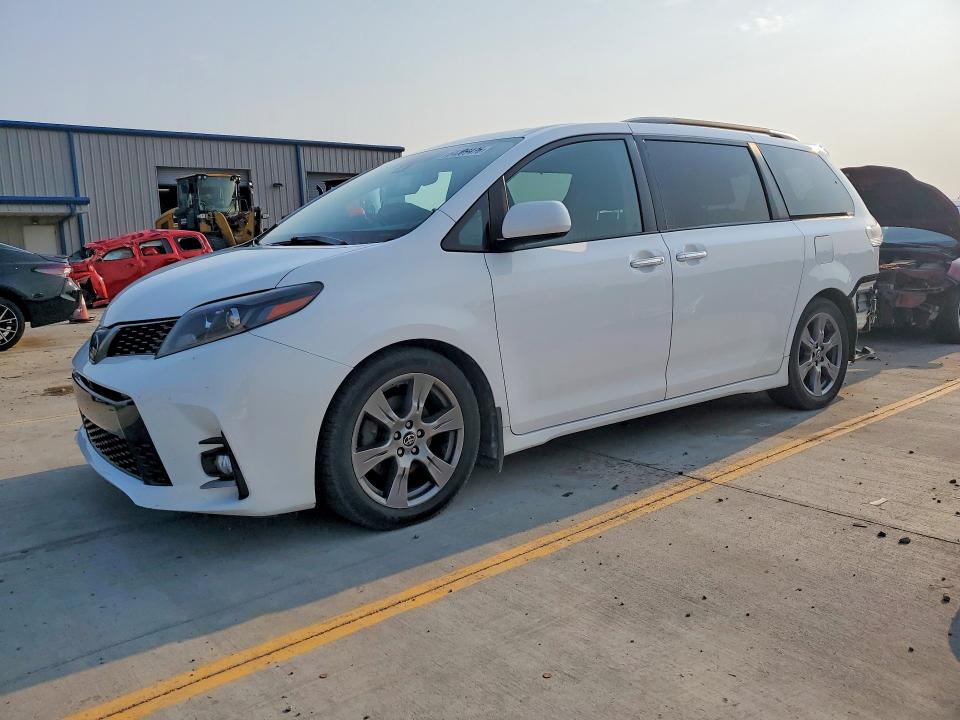 2018 Toyota Sienna VIN 5TDXZ3DC2JS927882 — COPART salvage auction photo