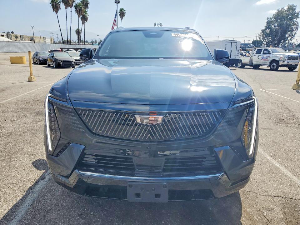 2026 Cadillac Escalade VIN 1GYLELKL6TU102577 COPART salvage auction — MINOR DENT/SCRATCHES, Mi - Dis/Dlr/Exp Only Clean Title (P), sold $101,000 on 2026-09-30 (photo 5)