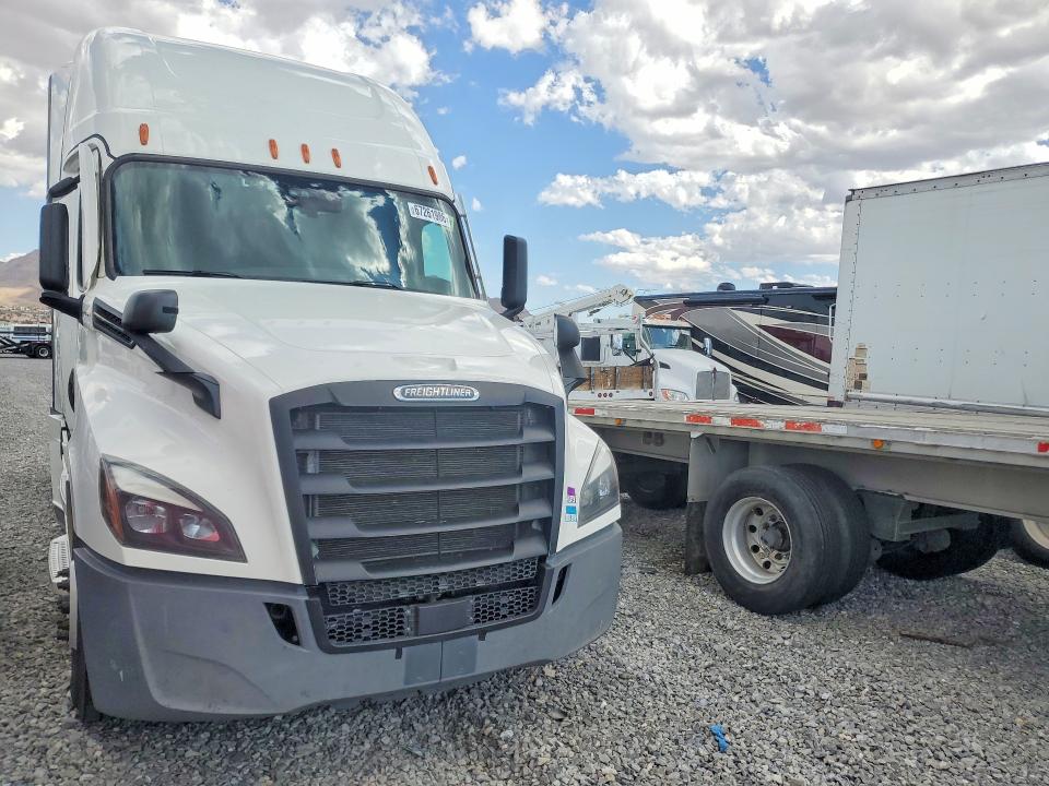 2022 Freightliner Cascadia 126 VIN 3AKJHHDR9NSNN7349 COPART salvage auction — MINOR DENT/SCRATCHES, IN - CERTIFICATE OF TITLE, sold $17,000 on 2026-09-18 (photo 4)