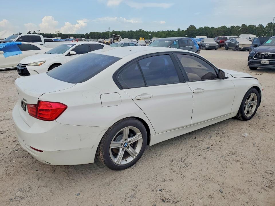 2013 BMW 3er VIN WBA3A5G59DNP23716 COPART salvage auction — WATER/FLOOD, Tx - Salvage Title-Flood Damage, sold $700 on 2026-08-21 (photo 3)