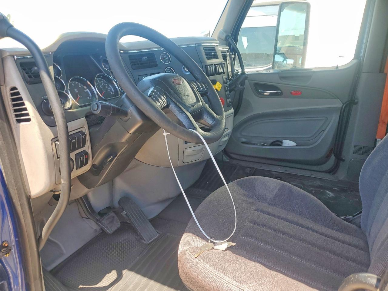 2019 Peterbilt 579 VIN 1XPBDP9X9KD235254 COPART salvage auction — Normal Wear, AZ - CERTIFICATE OF TITLE, sold $7,500 on 2026-09-11 (photo 8)
