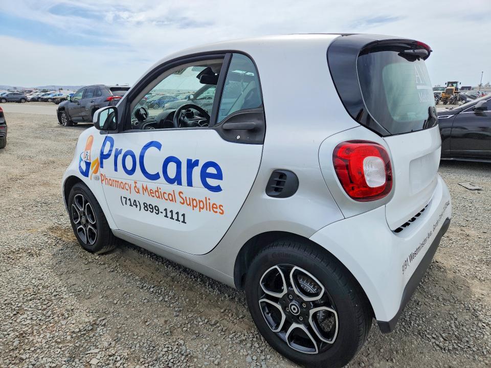 2019 Smart Fortwo VIN WMEFJ9BA9KK367442 COPART salvage auction — MINOR DENT/SCRATCHES, CA - DIS/DLR/EXP ONLY CLEAN TITLE, sold $1,100 on 2026-09-22 (photo 2)