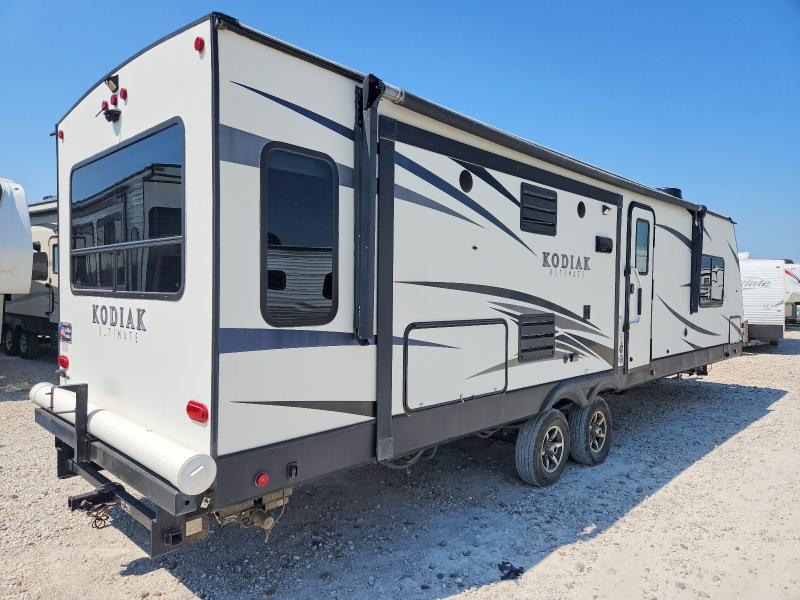 2019 Keystone Kodiak VIN 4YDT32120KJ972210 COPART salvage auction — WATER/FLOOD, TX - SALVAGE TITLE-FLOOD DAMAGE, sold $3,800 on 2026-09-15 (photo 4)