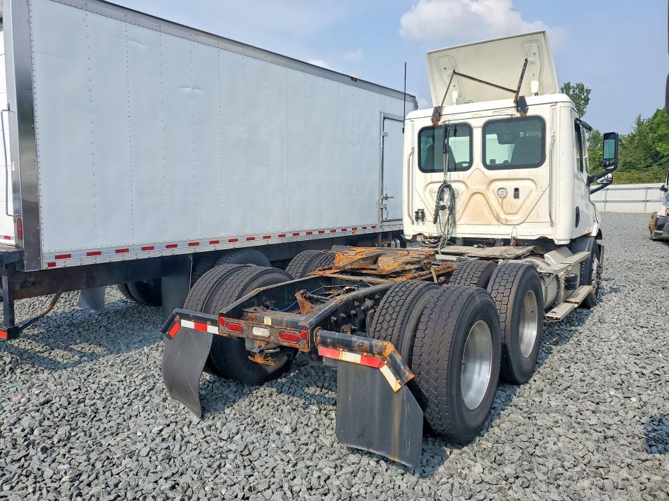 2022 Freightliner Cascadia VIN 3AKJHTDV5NSNP0213 COPART salvage auction — BURN, AZ - CERT OF TITLE - SALVAGE, sold $9,300 on 2026-08-27 (photo 3)