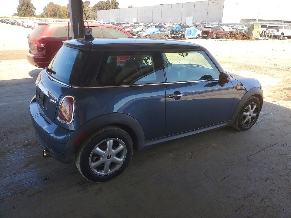 2010 Mini Cooper VIN WMWMF3C51ATZ66394 COPART salvage auction — NORMAL WEAR, CA - DIS/DLR/EXP ONLY CLEAN TITLE, sold $775 on 2026-08-18 (photo 3)