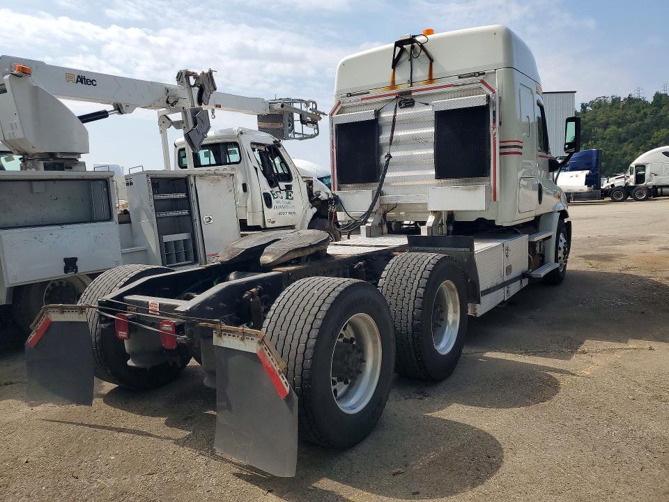 2016 Freightliner Cascadia VIN 3AKJGHDV6GSHC2694 COPART salvage auction — NORMAL WEAR, OH - CERTIFICATE OF TITLE, sold $2,950 on 2026-09-08 (photo 3)