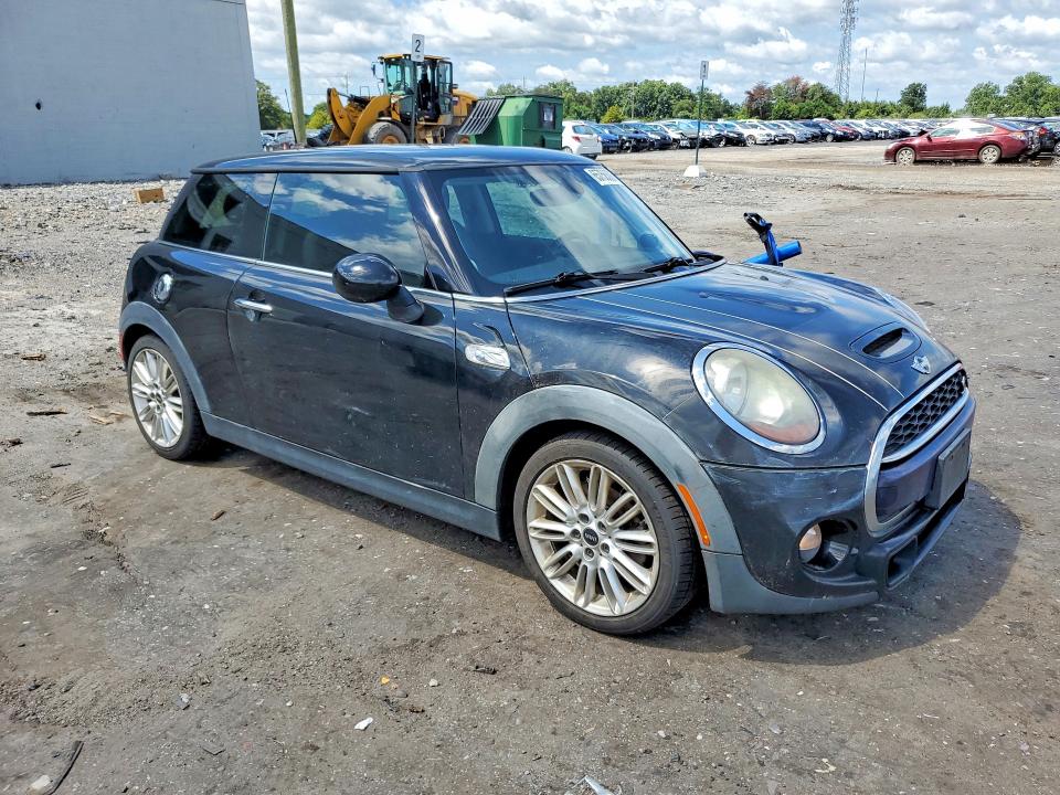 2014 Mini Cooper VIN WMWXM7C51ET986855 COPART salvage auction — MINOR DENT/SCRATCHES, VA - CERTIFICATE OF TITLE, sold $875 on 2026-08-19 (photo 4)