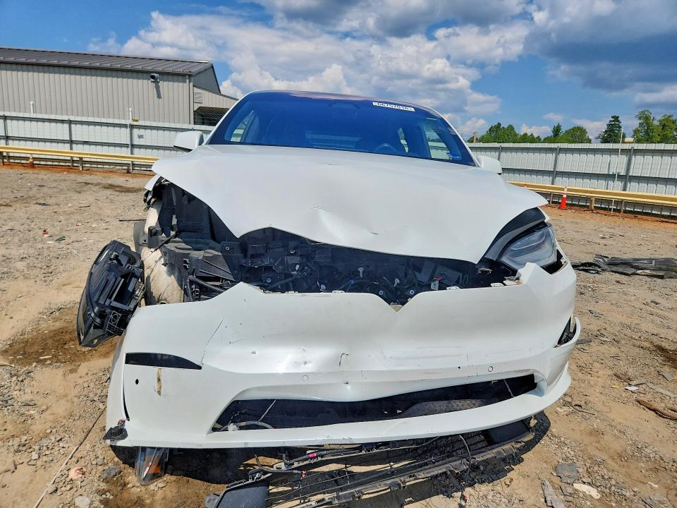 2022 Tesla Model x VIN 7SAXCBE67NF332236 COPART salvage auction — FRONT END, VA - CERT OF TITLE - SALVAGE, sold $21,600 on 2026-09-18 (photo 5)