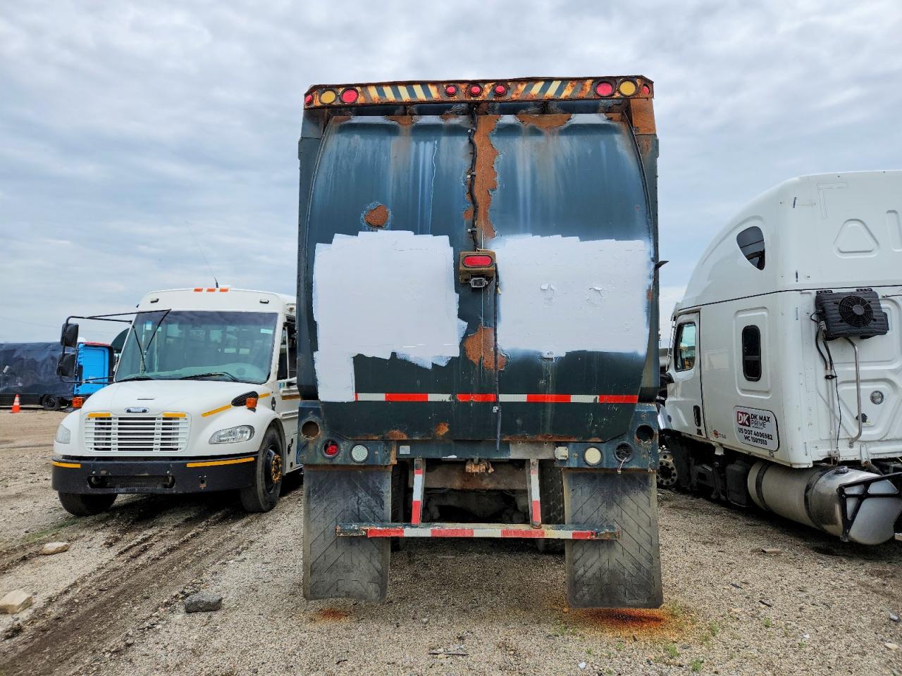2007 Mack Leu613 VIN 1M2AC08C27M014460 COPART salvage auction — Side, FL - CERTIFICATE OF DESTRUCTION, sold $450 on 2026-09-15 (photo 9)