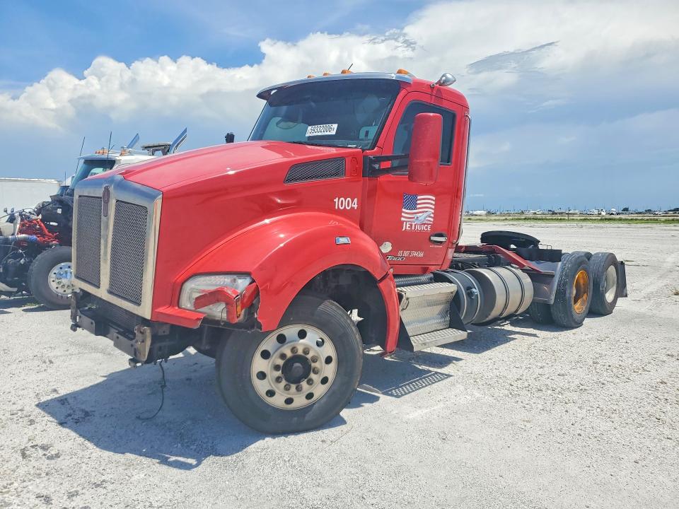 2018 Kenworth T880 VIN 1XKZD49X0JJ211802 — COPART salvage auction photo