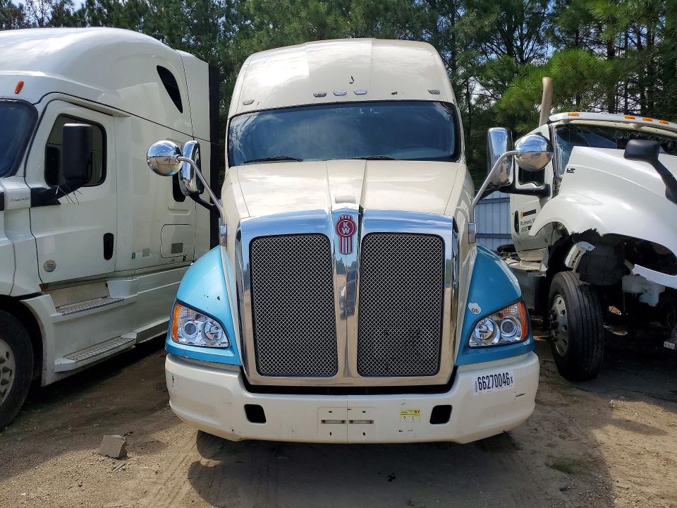 2016 Kenworth T700 VIN 1XKFD49X6GJ478700 COPART salvage auction — MINOR DENT/SCRATCHES, VA - CERTIFICATE OF TITLE, sold $7,600 on 2026-09-01 (photo 5)