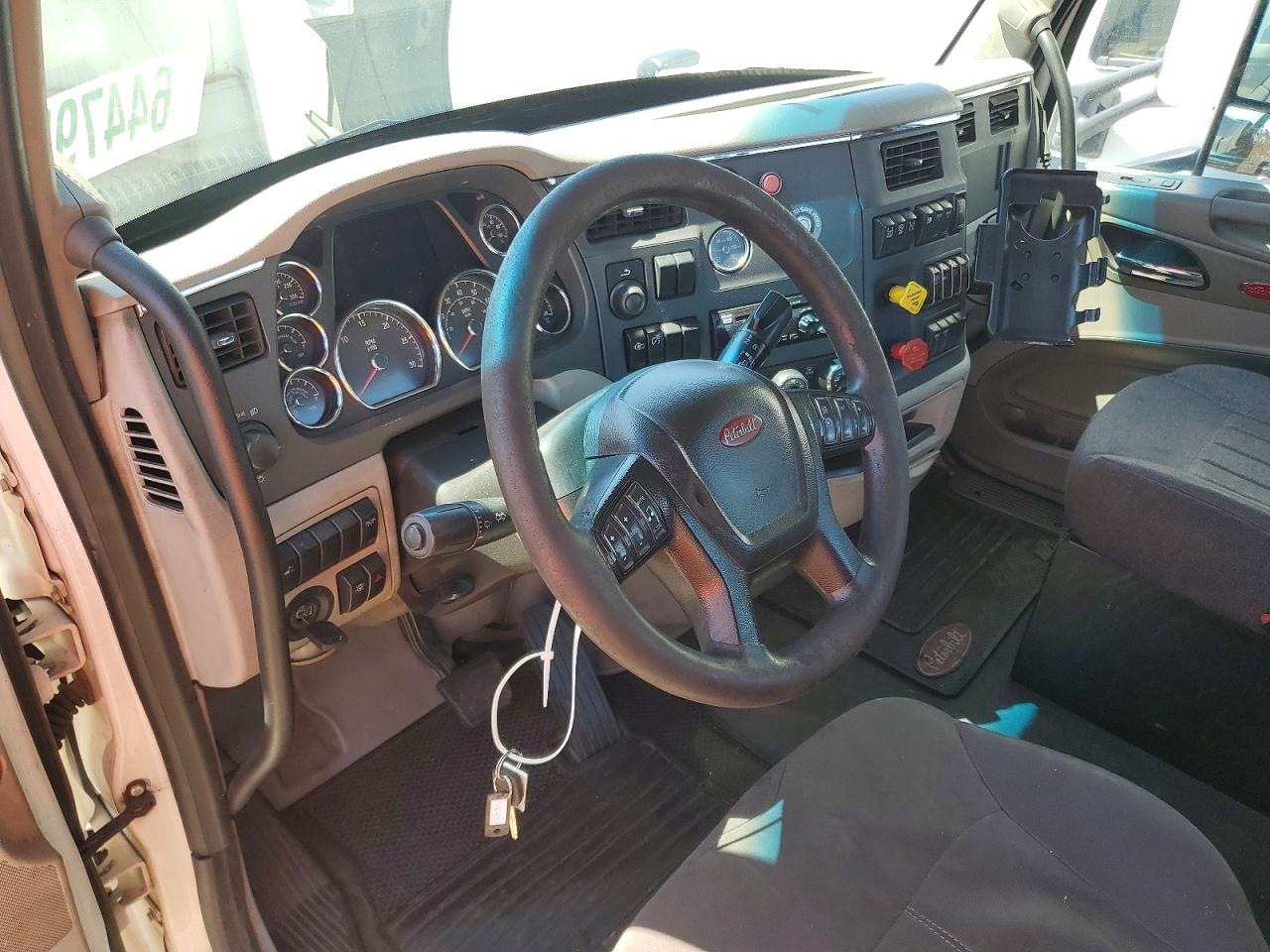 2019 Peterbilt 579 VIN 1XPBDP9X4KD630524 COPART salvage auction — Minor Dent/Scratches, AZ - CERTIFICATE OF TITLE, sold $6,200 on 2026-09-11 (photo 8)