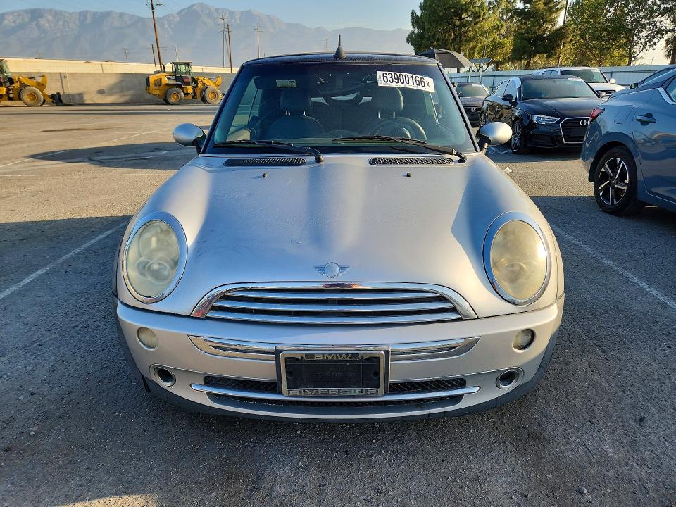 2005 Mini Cooper VIN WMWRF33535TG13105 COPART salvage auction — MINOR DENT/SCRATCHES, CA - DIS/DLR/EXP ONLY CLEAN TITLE, sold $300 on 2026-08-11 (photo 5)