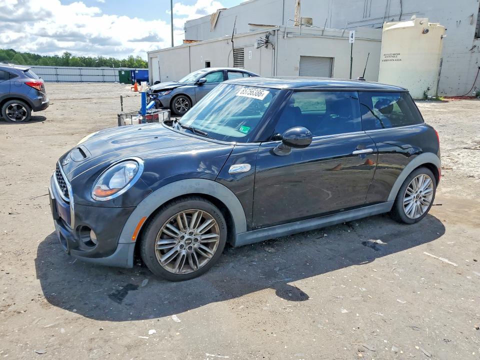 2014 Mini Cooper VIN WMWXM7C51ET986855 COPART salvage auction — MINOR DENT/SCRATCHES, VA - CERTIFICATE OF TITLE, sold $875 on 2026-08-19 (photo 1)