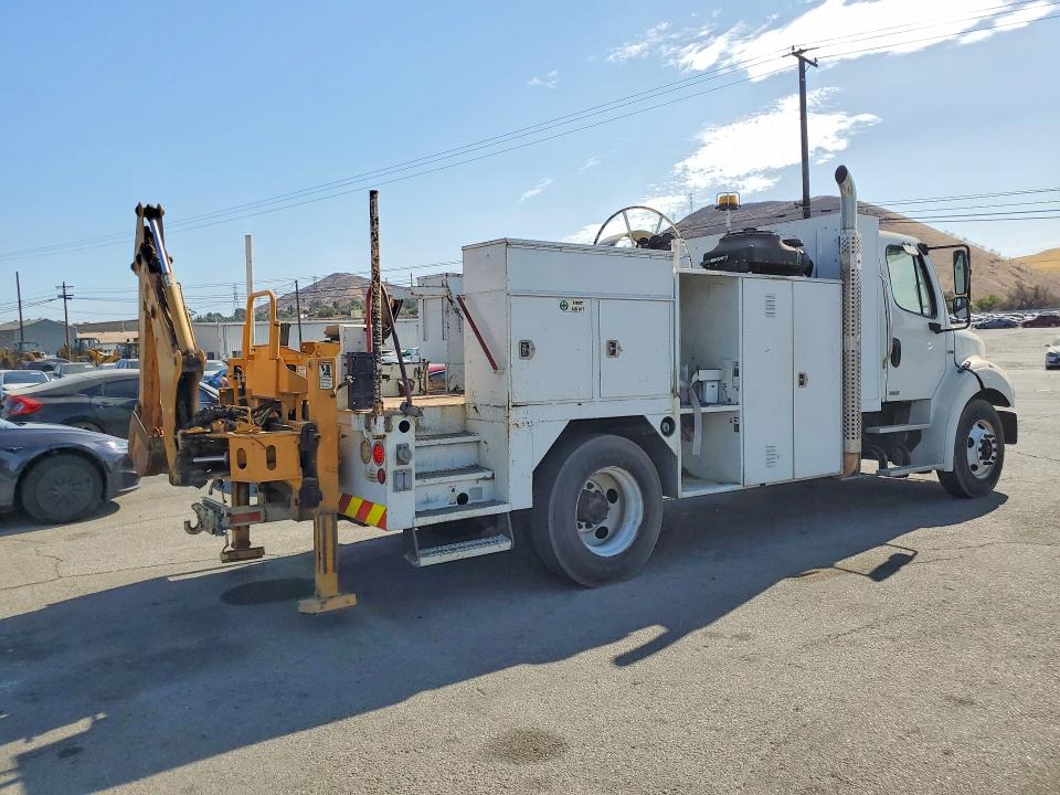 2017 Frht - Freightliner M2 VIN 1FVAHFDX3DHFF1735 COPART salvage auction — MINOR DENT/SCRATCHES, CA - DIS/DLR/EXP ONLY CLEAN TITLE, sold $4,600 on 2026-09-28 (photo 3)