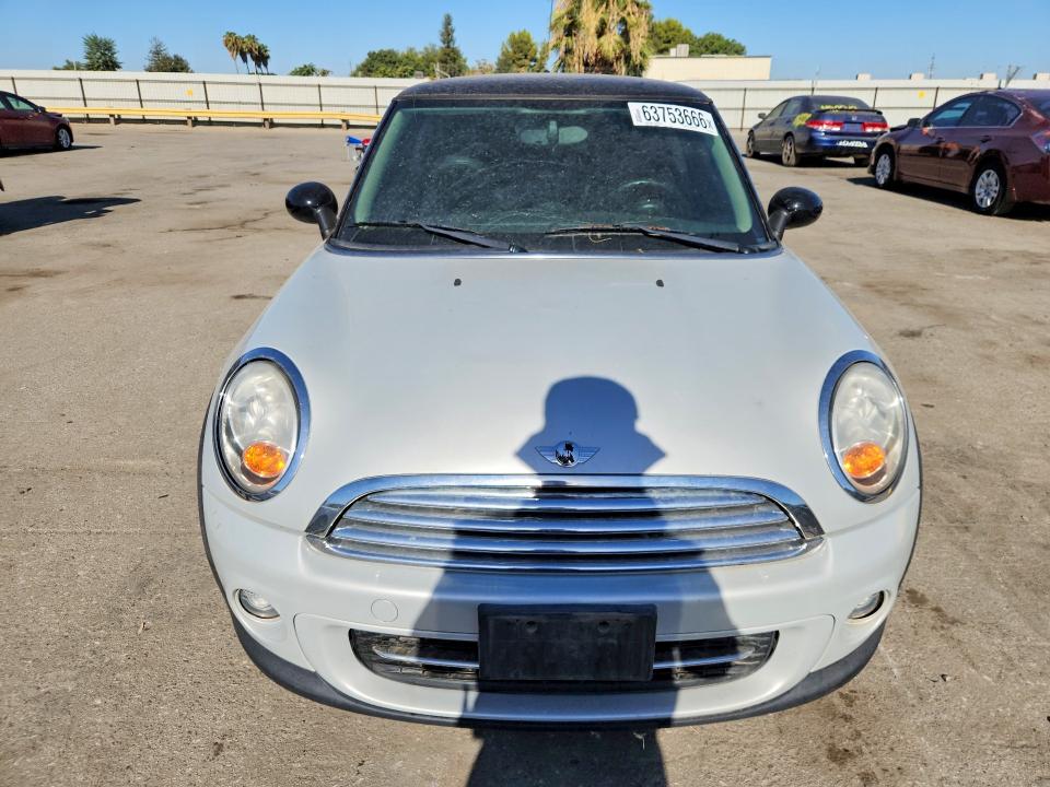 2011 Mini Cooper VIN WMWSU3C53BT098199 COPART salvage auction — MINOR DENT/SCRATCHES, Ca - Dis/Dlr/Exp Only Clean Title, sold $400 on 2026-08-07 (photo 5)