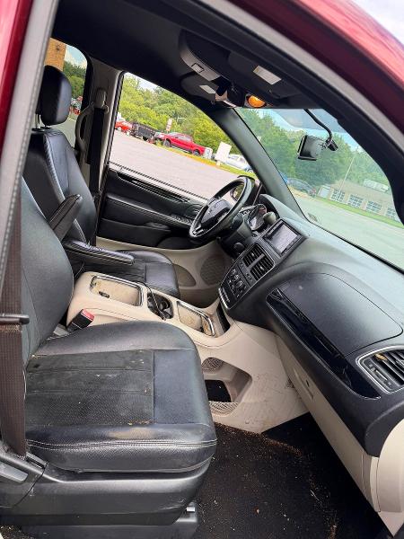 2017 Dodge Caravan VIN 2C4RDGCG8HR761468 COPART salvage auction — REAR END, Va - Certificate Of Title (P), sold $2,050 on 2026-08-24 (photo 5)