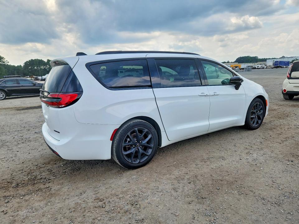 2025 Chrysler Pacifica VIN 2C4RC1GG7SR570125 COPART salvage auction — MINOR DENT/SCRATCHES, Fl - Cert Of Title-Slvg Rebld Flood, sold $16,100 on 2026-09-10 (photo 3)
