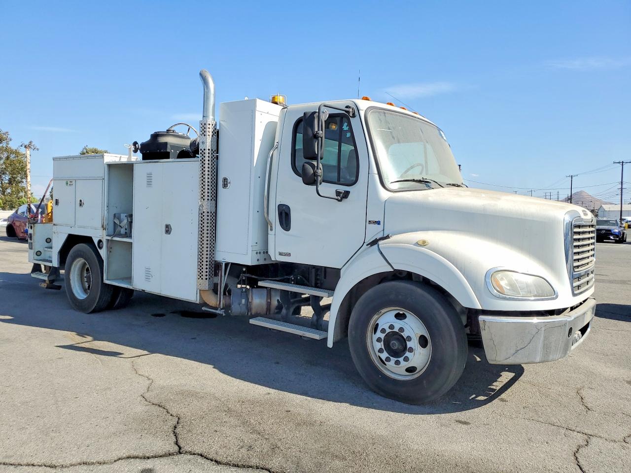 2017 Frht - Freightliner M2 VIN 1FVAHFDX3DHFF1735 COPART salvage auction — Minor Dent/Scratches, CA - DIS/DLR/EXP ONLY CLEAN TITLE, sold $8,200 on 2026-10-01 (photo 4)