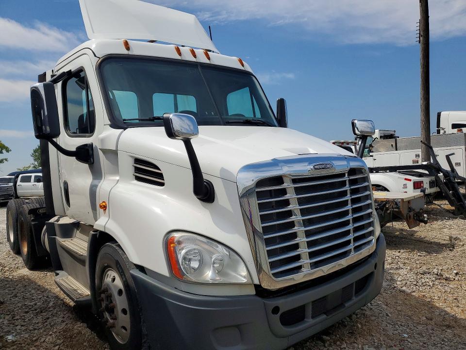 2019 Freightliner Cascadia 113 VIN 3AKJGBDVXKDJW2125 COPART salvage auction — NORMAL WEAR, IN - CERTIFICATE OF TITLE, sold $8,900 on 2026-09-15 (photo 4)
