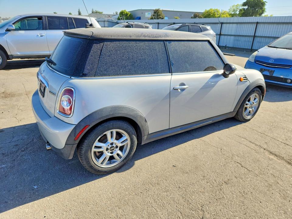 2011 Mini Cooper VIN WMWSU3C53BT098199 COPART salvage auction — MINOR DENT/SCRATCHES, Ca - Dis/Dlr/Exp Only Clean Title, sold $400 on 2026-08-07 (photo 3)