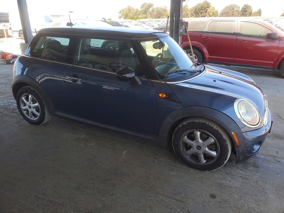 2010 Mini Cooper VIN WMWMF3C51ATZ66394 COPART salvage auction — NORMAL WEAR, CA - DIS/DLR/EXP ONLY CLEAN TITLE, sold $775 on 2026-08-18 (photo 4)