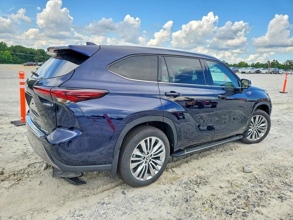 2024 Toyota Highlander VIN 5TDEBRCHXRS633492 COPART salvage auction — MINOR DENT/SCRATCHES, Mi - Certificate Of Title, sold $34,000 on 2026-08-26 (photo 3)