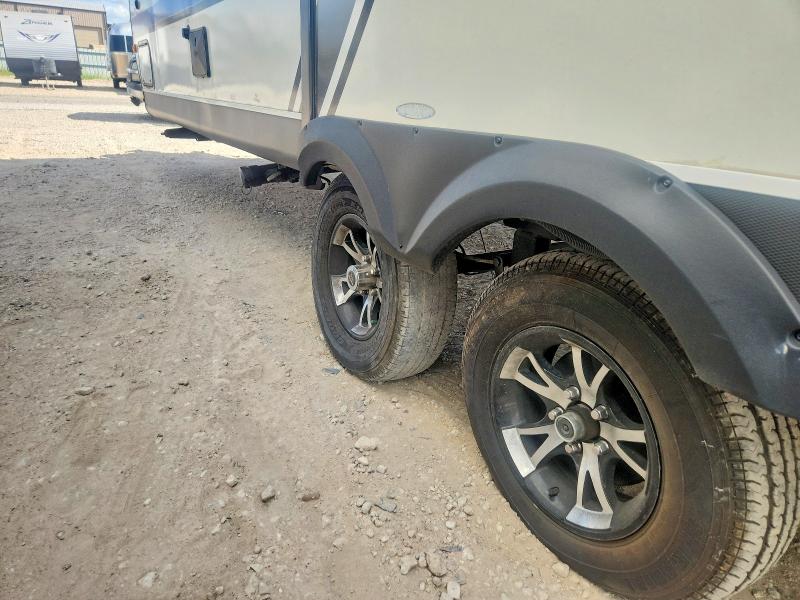 2018 Jaycee Jay feathe VIN 1UJBJ0BM6J1JL0382 COPART salvage auction — UNDERCARRIAGE, TX - SALVAGE VEHICLE TITLE, sold $750 on 2026-09-03 (photo 9)