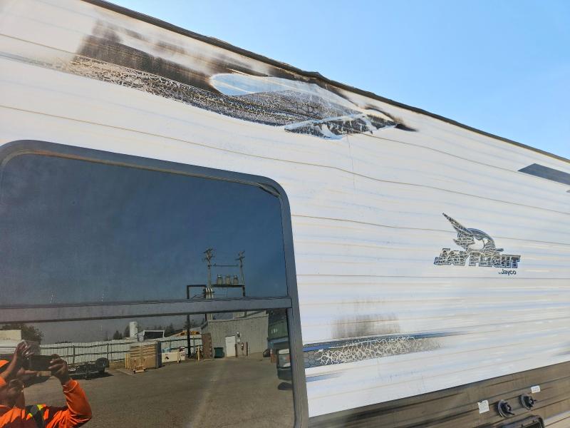 2022 Jayco Jay flight VIN 1UJBJ0BM3N75N0572 COPART salvage auction — BURN, CA - DLR/DIS/EXP ONLY SALVAGE TITLE, sold $9,700 on 2026-09-15 (photo 9)